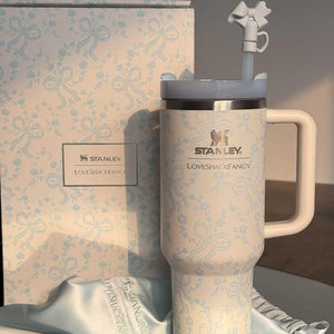 كوب Stanley x LoveShackFancy بتصميم الزهور والفيونكات الأنيق.