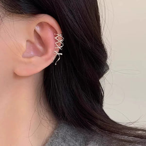 Ear Cuff بتصميم Bow Knot ولون فضي مميز.