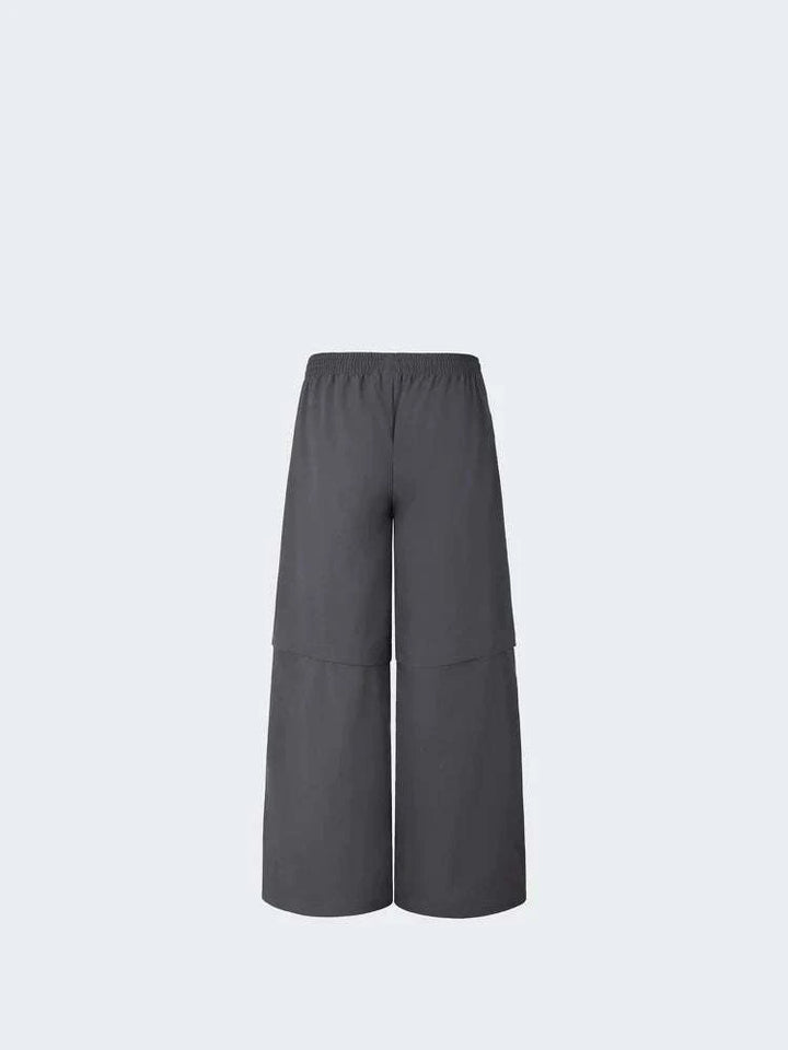 Adidas بنطال رياضي قابل للفصل رمادي بخطوط بيضاء للرجال والنساء بمزوّد بسحّاب عند الركبة للراحة والمرونة