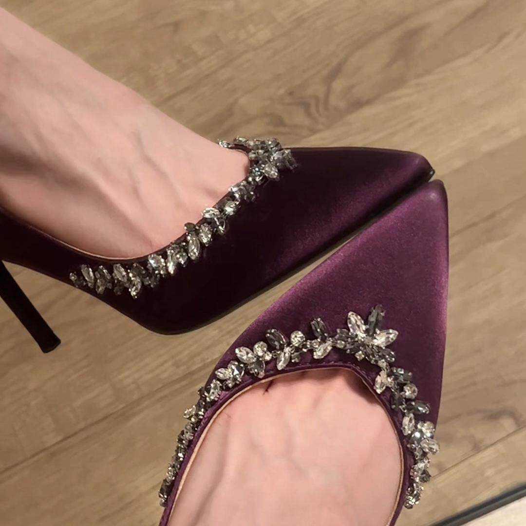 حذاء كعب عالي مزين بـ Crystals بلون بنفسجي فاخر.