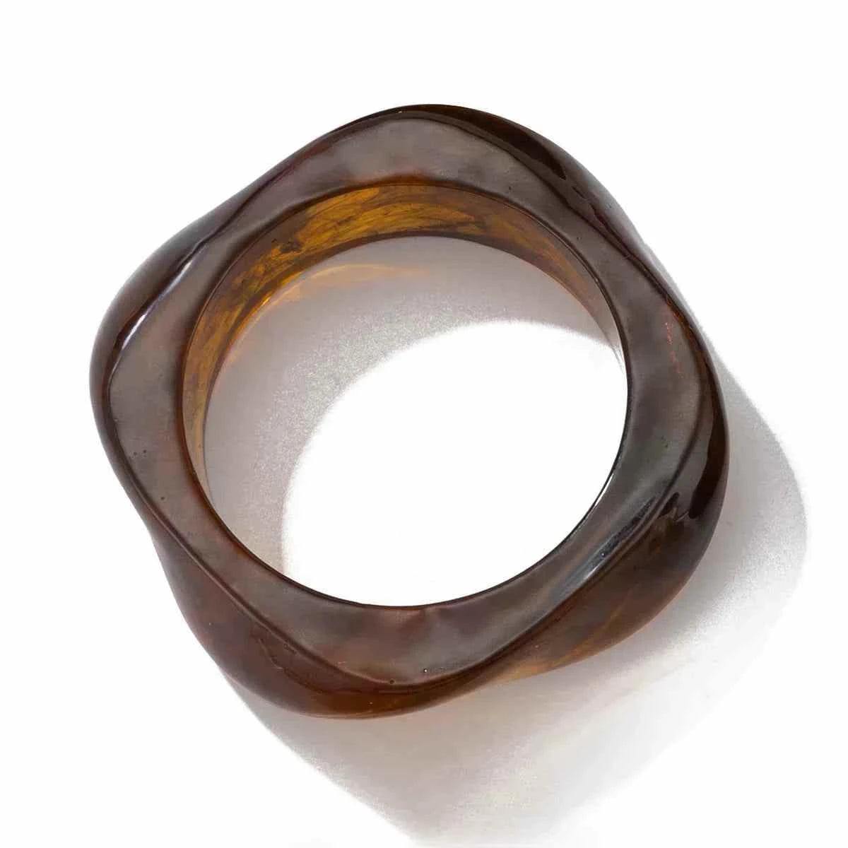 Irregular acrylic bracelet | موضة صيف 2025 | إكسسوارات عروض الأزياء والكاجوال.
