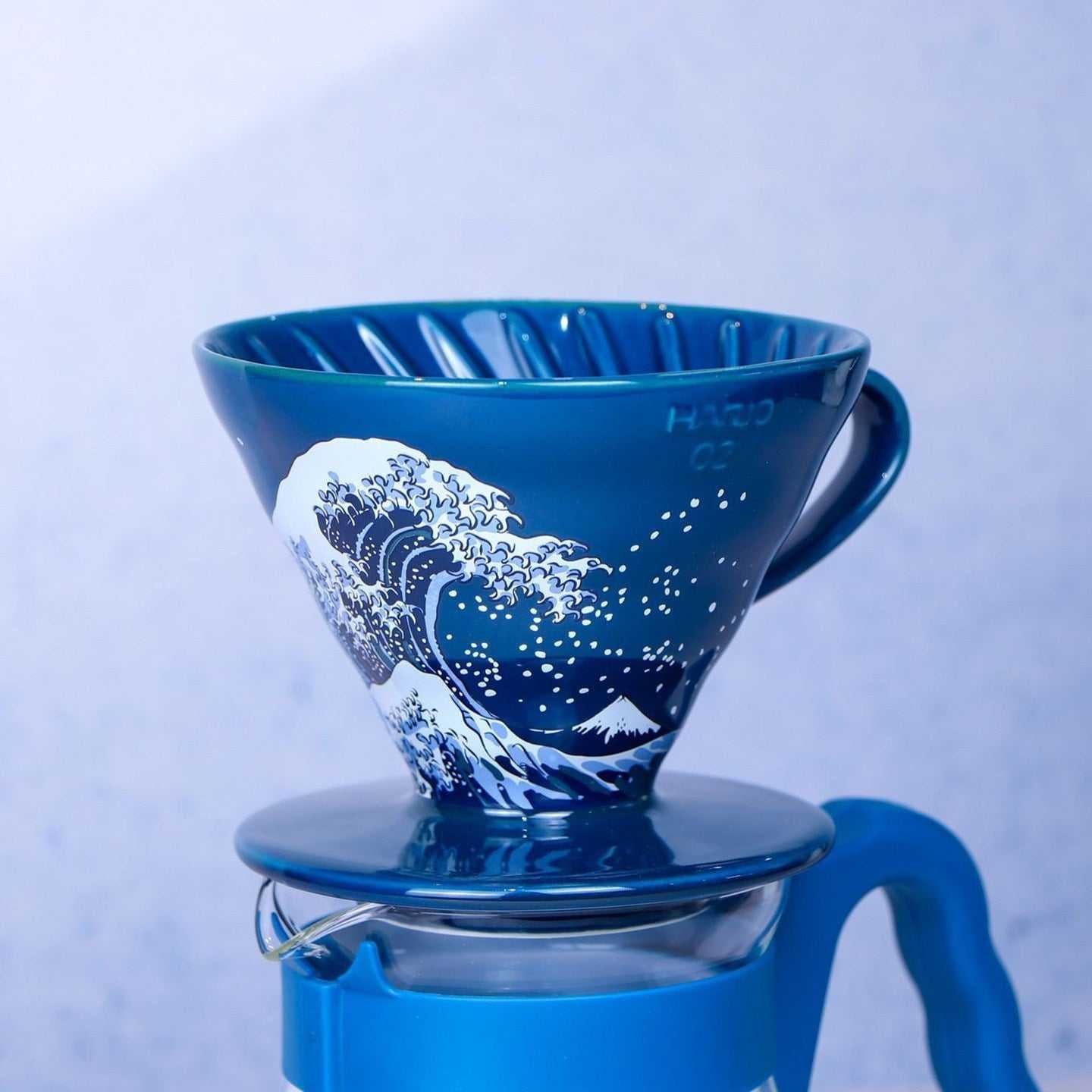 قمع تقطير V60 من HARIO إصدار Kanagawa Surf محدود.