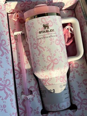 كوب Stanley x LoveShackFancy بتصميم الزهور والفيونكات الأنيق.