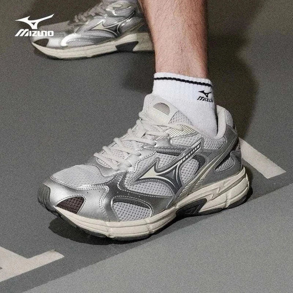 حذاء ميزونو ريترو 2K فضي بتصميم شبكي ورياضي مريح للرجال والنساء