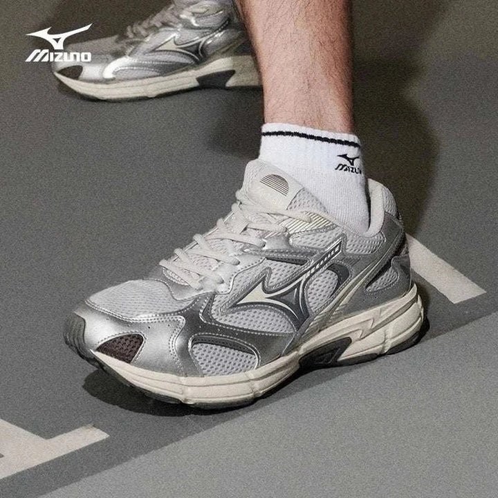 حذاء ميزونو ريترو 2K فضي بتصميم شبكي ورياضي مريح للرجال والنساء