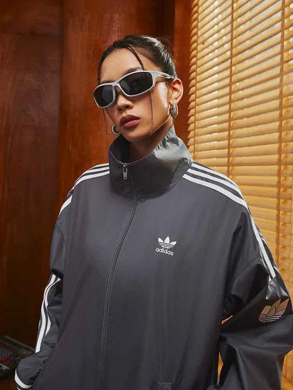 Adidas أديداس جاكيت رياضي كلاسيكي رمادي بخطوط ثلاثية وشعار Trefoil للرجال والنساء