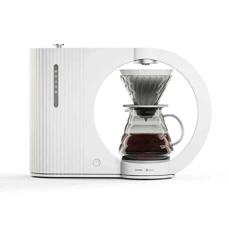 ماكينة Drip Coffee لتحضير القهوة المقطرة بتصميم عصري أبيض.