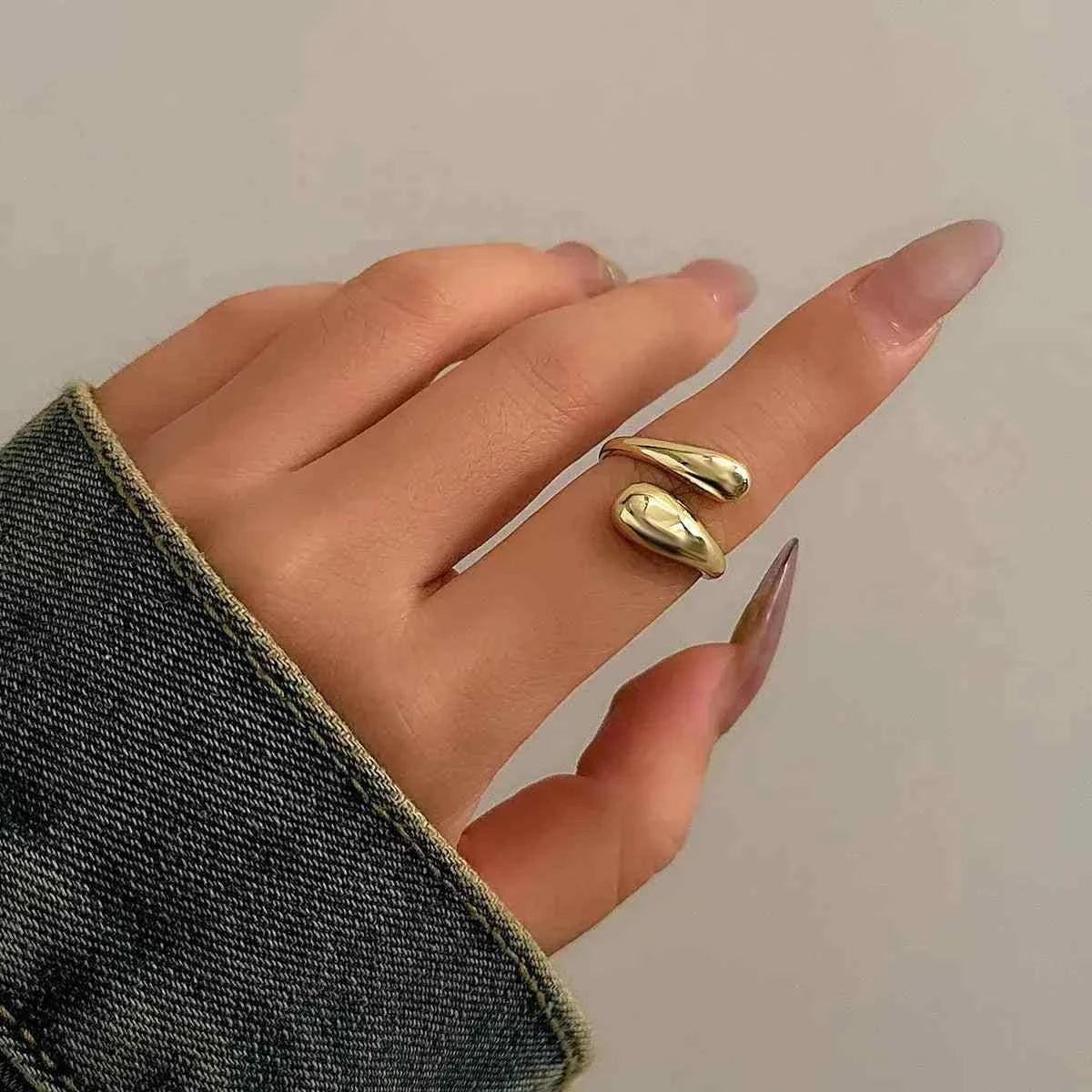 عقد Choker بتصميم Minimalist عريض باللون الذهبي.