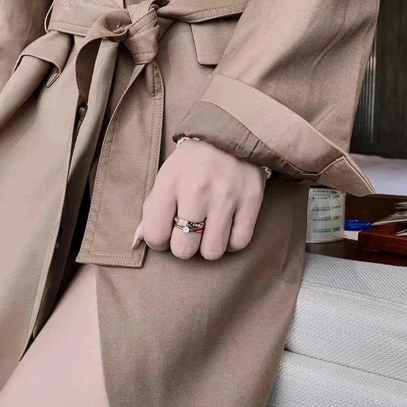 خاتم نسائي Luxury Rose Gold مرصع بفصوص الزيركون الأنيقة.