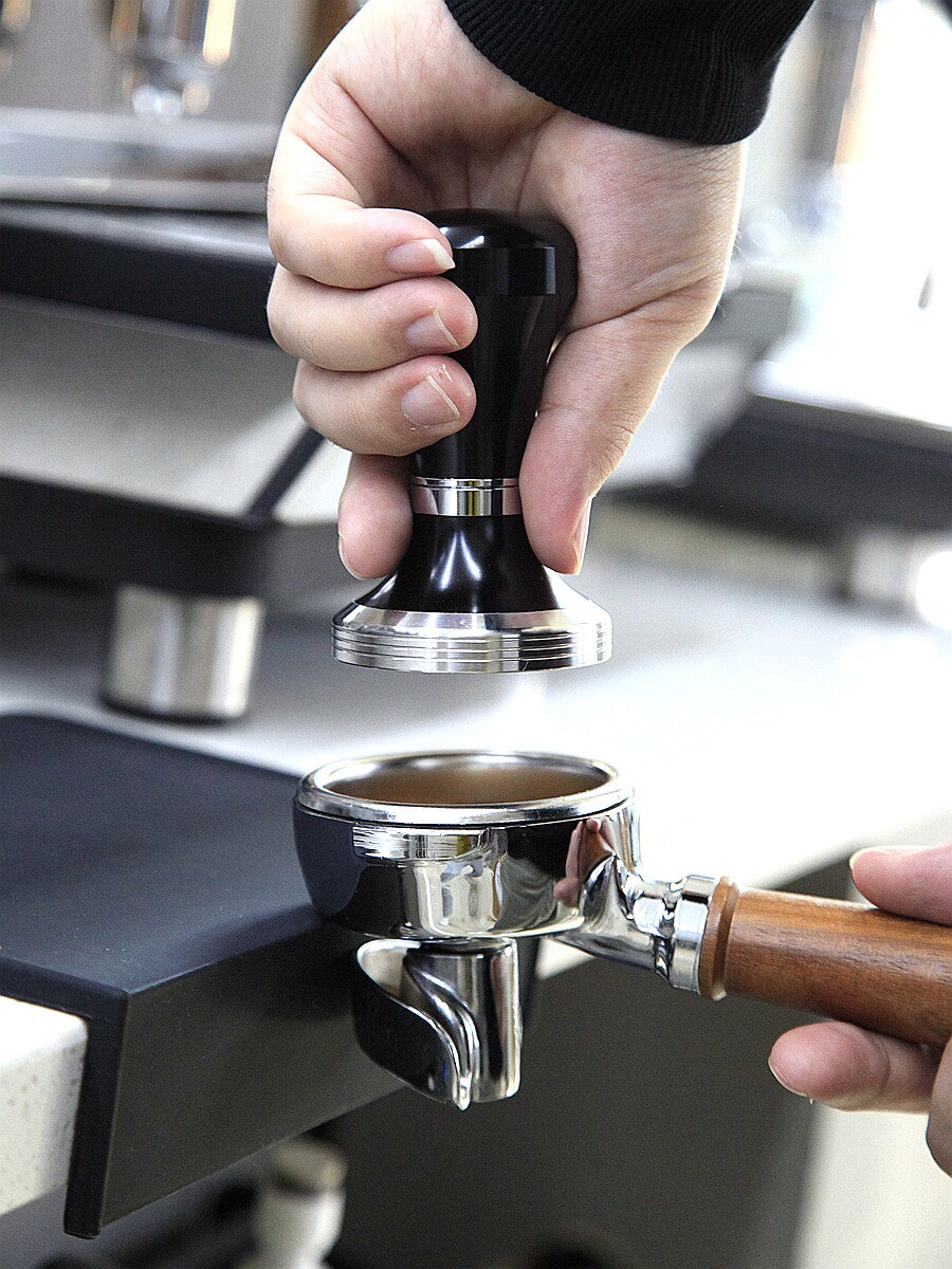 مكبس قهوة Coffee Tamper احترافي قابل للتعديل باللون الأسود