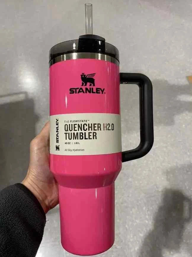 Stanley Quencher H2.0 كوب حراري حرارية&gt;ماركة Stanley هي علامة تجارية أمريكية عريقة تأسست في عام 1913، وتشتهر بتقديم منتجات عالية الجودة في مجال المعدات والأدوات الحرارية مثل الأكواب، الزجاجات، والحافظاكواب ستانليستانليرفعةStanley Quencher H2