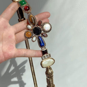 حزام خصر معدني بتصميم Vintage مزين بأحجار كريمة ملونة.