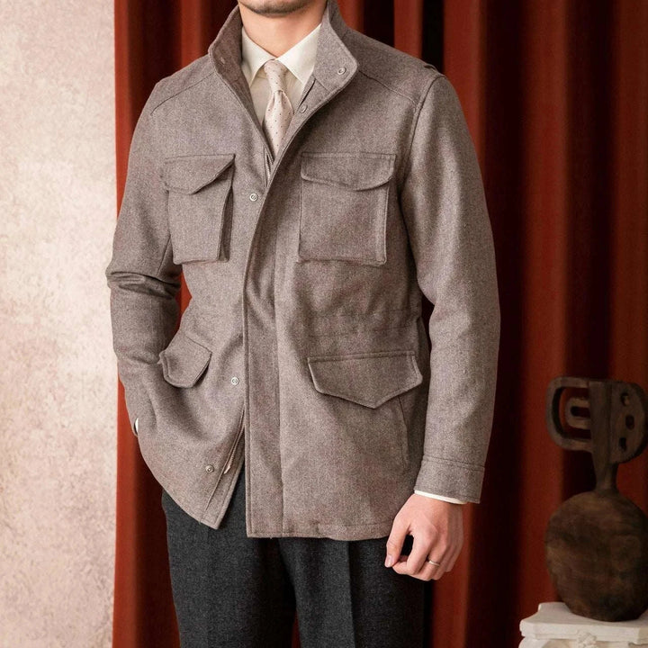 Mr. Lusan جاكيت 10 Italian Gentleman Jacket بزراهين بيج كلاسيكي وأربعة جيوب عملية بأزرار وسحّاب معدني أنيق