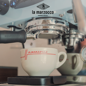 طقم أكواب قهوة La Marzocco بتصاميم وشعارات متنوعة.