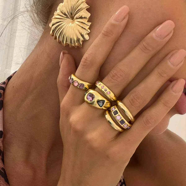طقم خواتم نسائية معدنية لامعة بأحجار ملونة تصميم شخصي عصري يناسب الموضة الأوروبية والأمريكية metallic glossy ring 2025