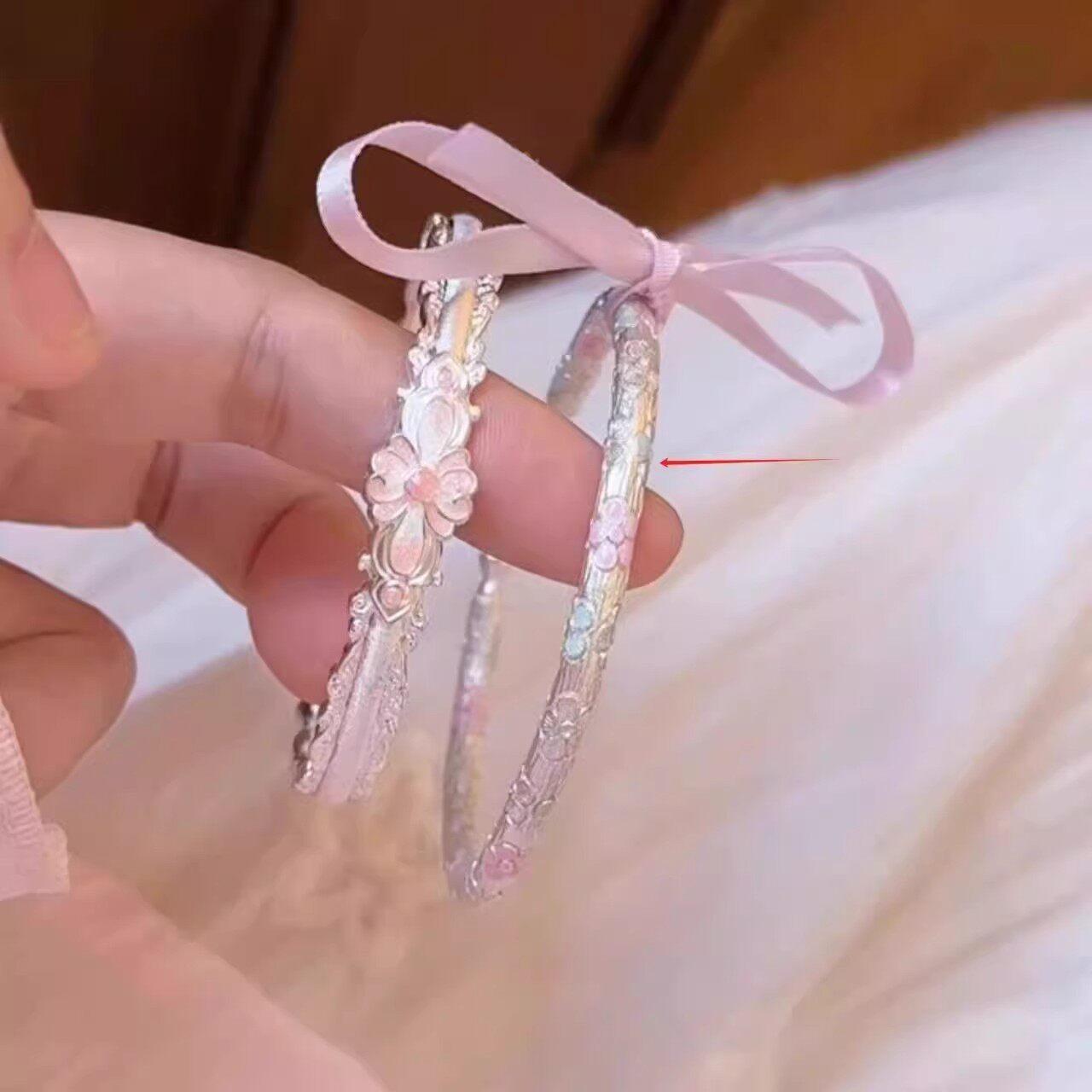 سوار (Bracelet) بتصميم زهرة وردية وأسلوب كوري أنيق.