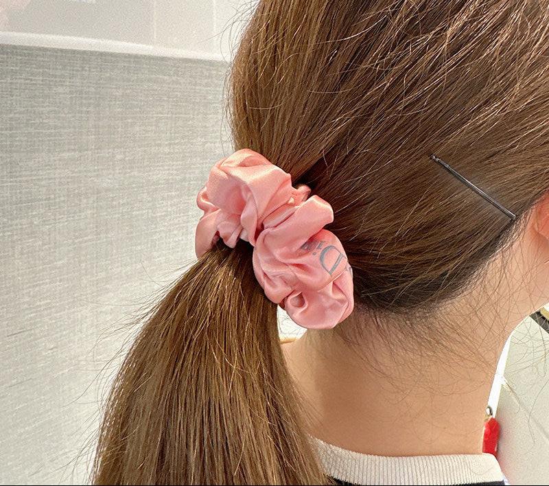 ربطة شعر Scrunchie بتصميم Dior الفاخر - ألوان متعددة.