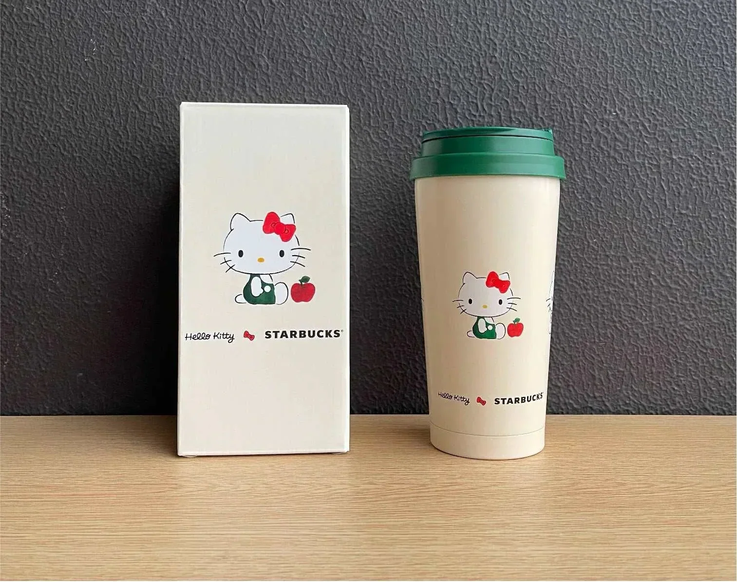 كوب Starbucks بتصميم Hello Kitty مع غطاء وقشة باللون الأخضر.