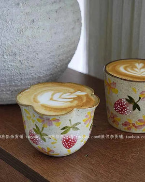 كوب مزخرف بطابع الفراولة - فخاري يدوي.
