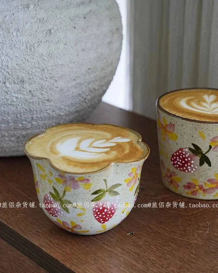 كوب فخاري يدوي مزخرف برسومات فراولة وزهور، مثالي للقهوة واللاتيه.