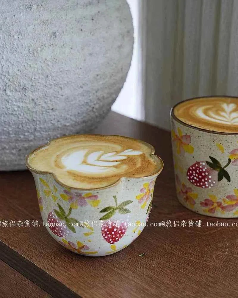 كوب مزخرف بطابع الفراولة - فخاري يدوي.