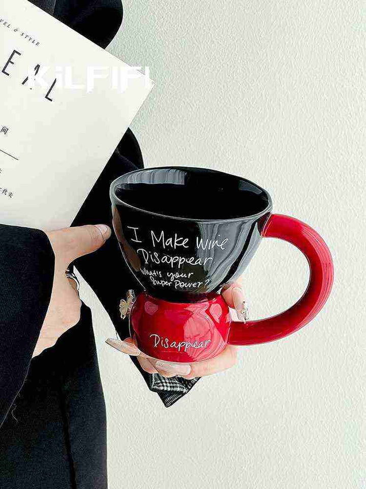 كوب أسود وأحمر بعبارة "I Make Wine Disappear" بأسلوب أنيق.