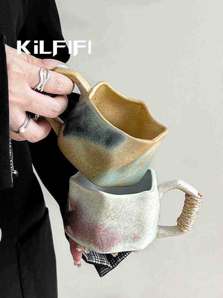 أكواب سيراميك بتصميم عتيق بين يدي شخص، "ريترو كيلن".