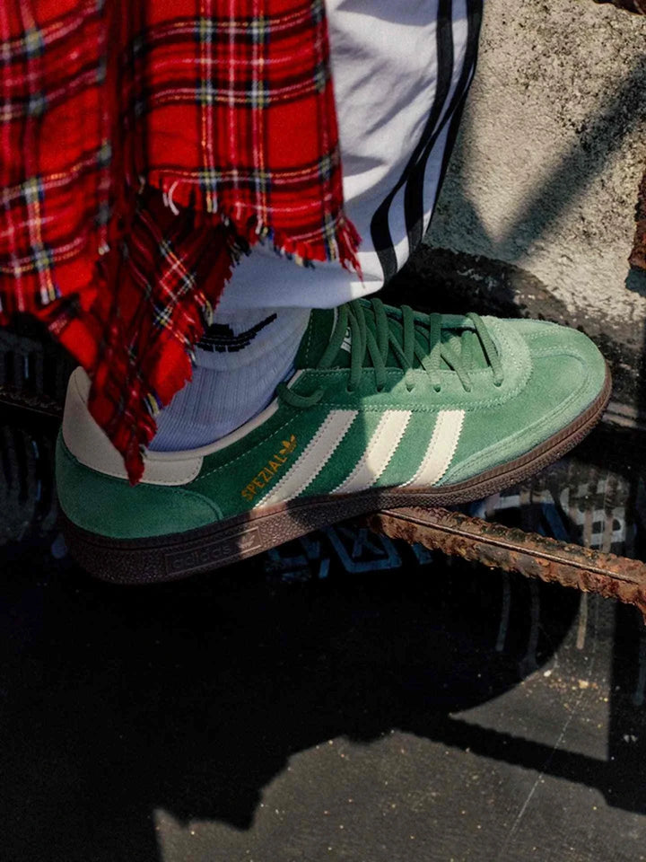 Adidas أديداس حذاء HANDBALL SPEZIAL كلاسيك جلد سويد أخضر بنعل مطاطي بتصميم رياضي وأنيق للجنسين