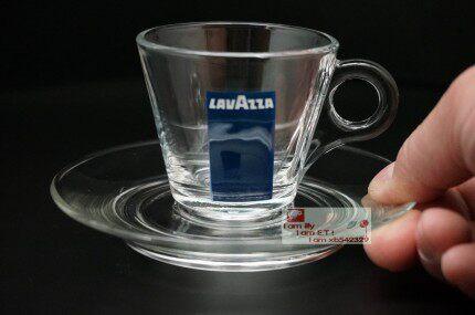 طقم أكواب قهوة زجاجية بتصميم Lavazza شفاف وأنيق.