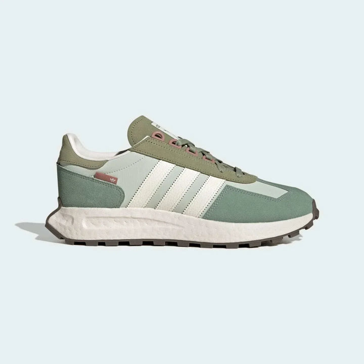 حذاء Adidas الكلاسيكي بتقنية Boost للرجال والنساء بلون أخضر مع نعل أبيض مريح ومتين