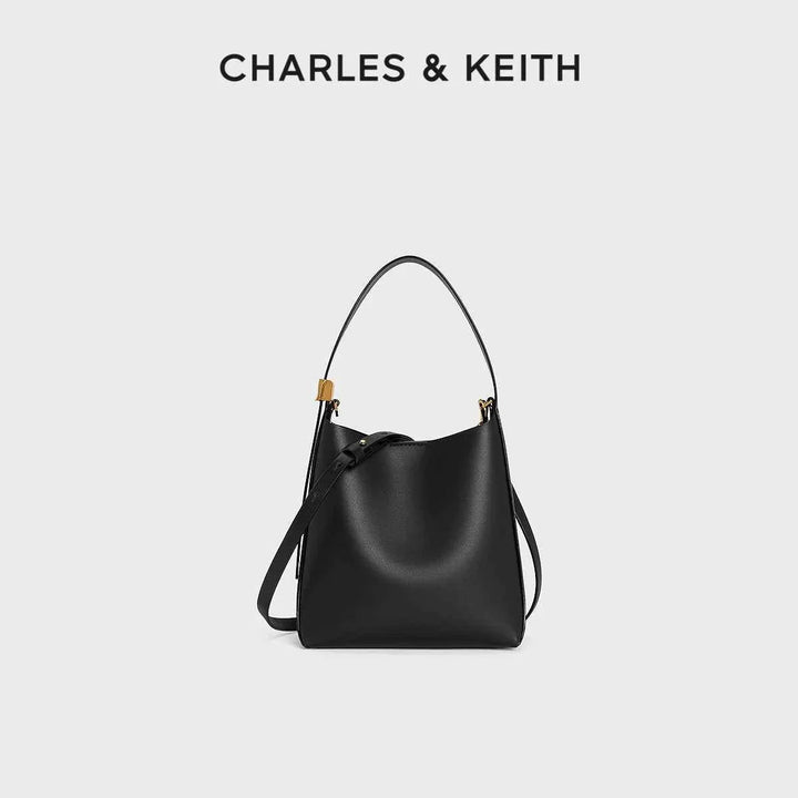 حقيبة كتف صغيرة جلدية سوداء مع تفاصيل ذهبية من CHARLES & KEITH بمقاس 18×9×19 سم وتصميم أنيق وعصري