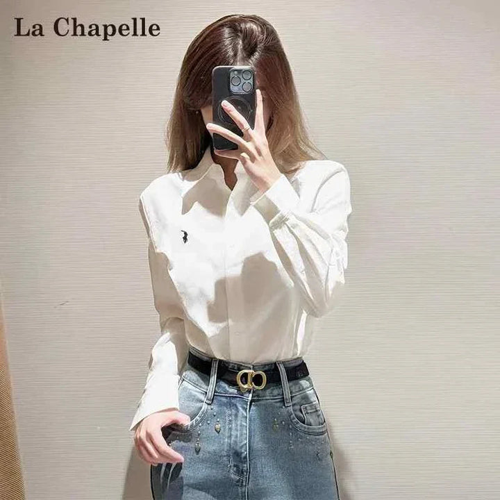 White La Chapelle polo shirt made of 100% cotton, slim fit, medium length, unisex style, modeled with jeans and black belt