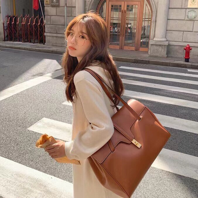 حقيبة كتف نسائية جلد بتصميم كلاسيكي أنيق