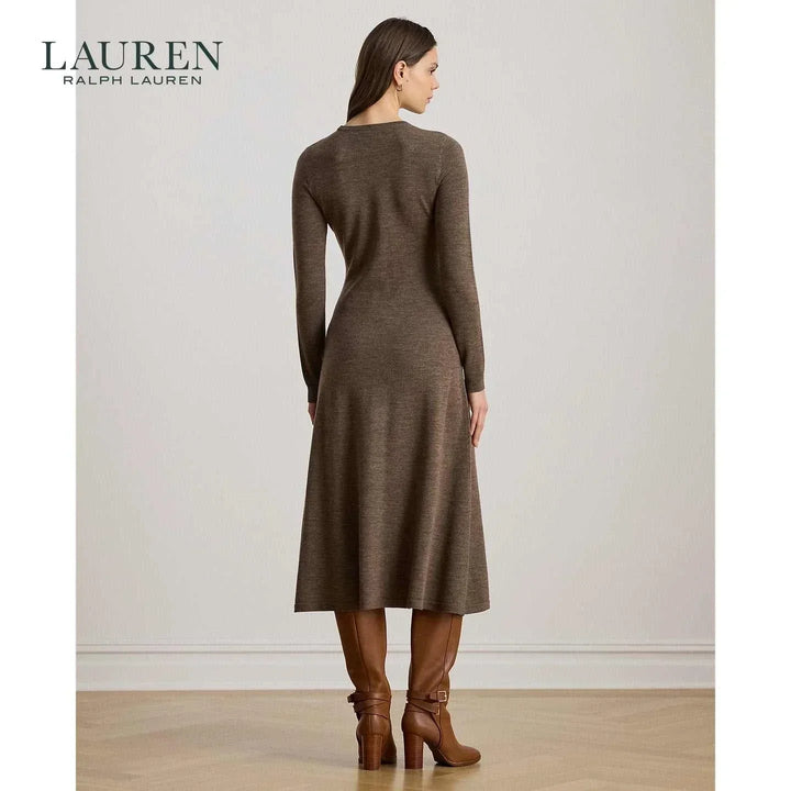 فستان لورين بني بحياكة ناعمة بأكمام طويلة وياقة دائرية تصميم أنيق وعملي للمناسبات اليومية والرسمية