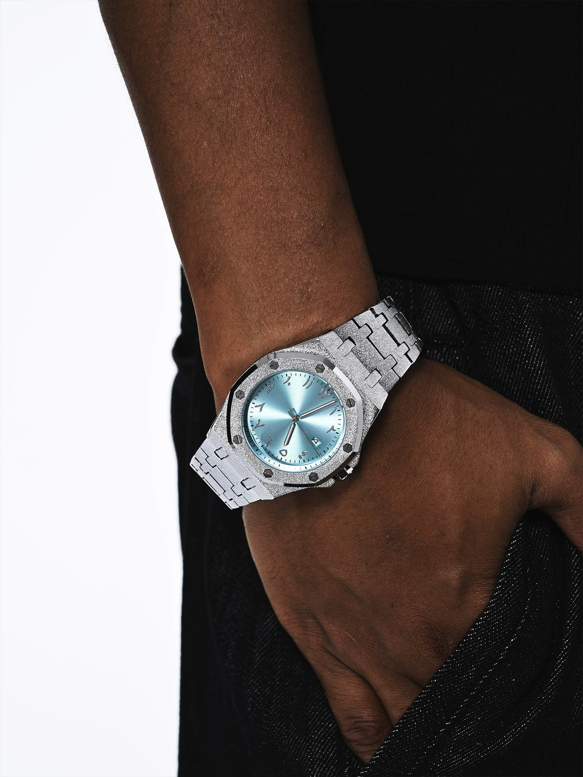 ساعة ICEGANG Frost Gold على المعصم منظر جانبي