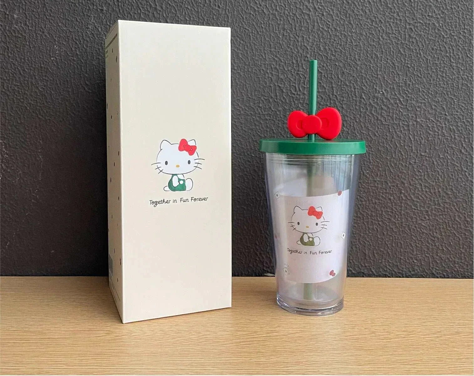 كوب Starbucks بتصميم Hello Kitty مع غطاء وقشة باللون الأخضر.