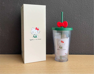 كوب Starbucks بتصميم Hello Kitty مع غطاء وقشة باللون الأخضر.