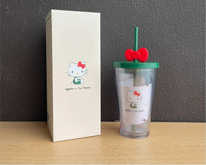 كوب Starbucks بتصميم Hello Kitty مع غطاء وقشة باللون الأخضر.