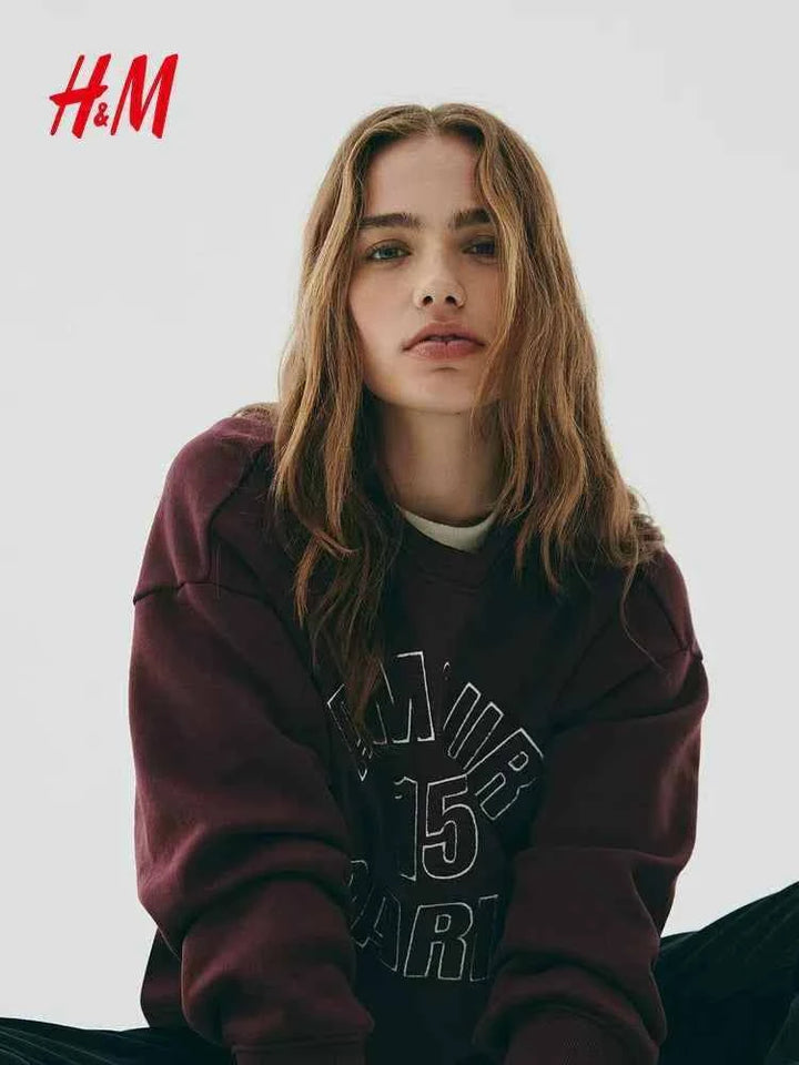سويت شيرت نسائي كاجوال من H&M تصميم واسع مريح بأكمام طويلة بلون خمري مع طباعة أمامية