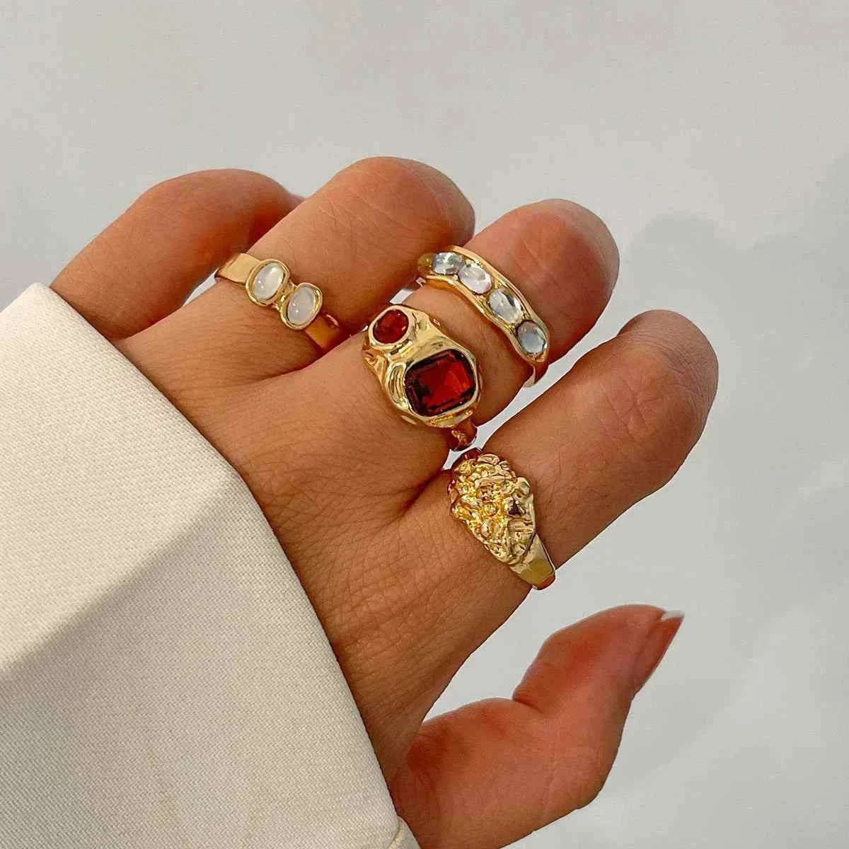 طقم خواتم Vintage بتصميم Irregular وأحجار ملونة جذابة.