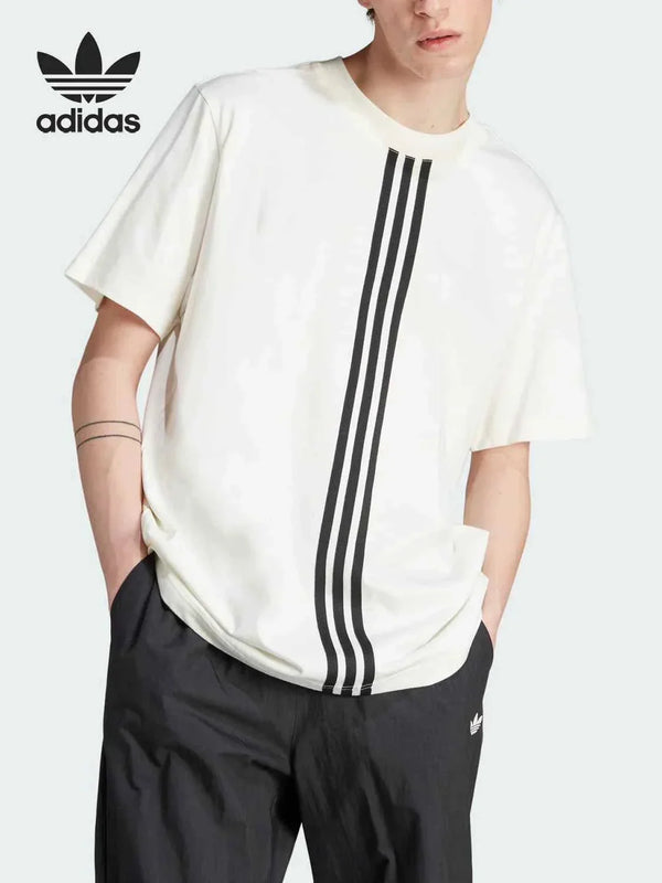 Adidas تيشيرت أديداس كلاسيك قطني أبيض بتصميم بثلاث خطوط سوداء أمامية وعصرية مريحة