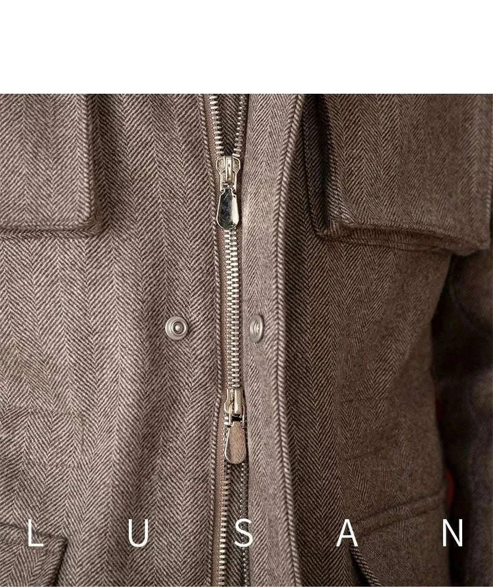 Mr. Lusan جاكيت 10 Italian Gentleman Jacket close-up zipper and fabric detail in beige herringbone pattern