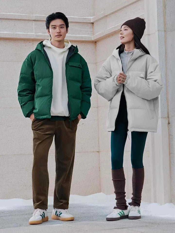 رجل وامرأة يرتديان Adidas جاكيت 600 Puff دافئ بكج وغطاء رأس بألوان خضراء ورمادية