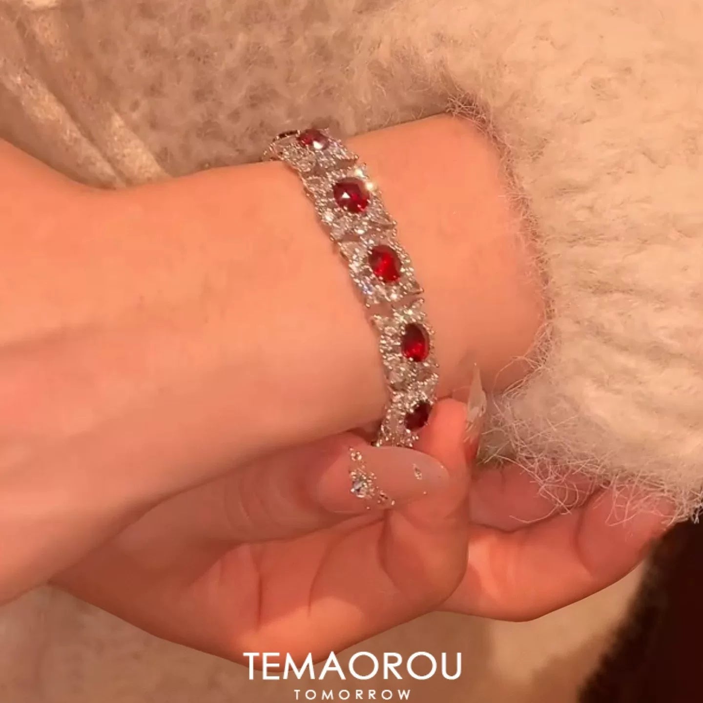 سوار Zircon مرصع بحجر الـ Red Crystal بتصميم فخم.