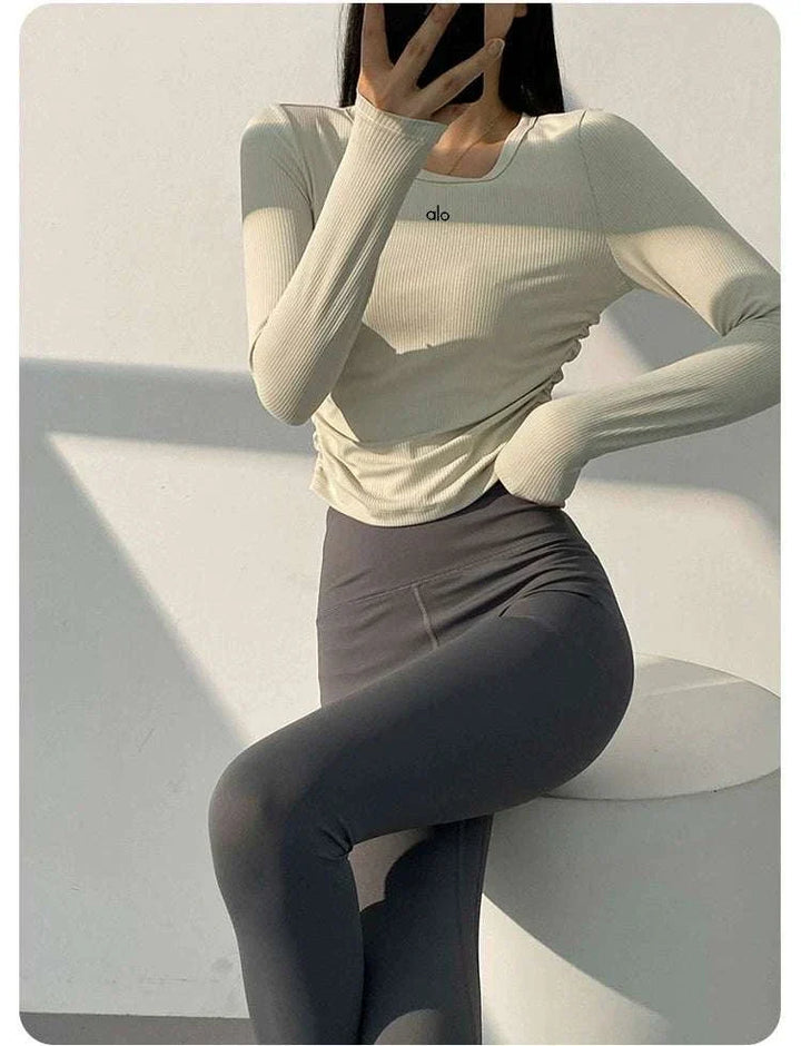 تيشرت alo clothing بأكمام طويلة وقبّة دائرية عالي المرونة والجفاف السريع باللون البيج الفاتح يناسب اليوغا والتمارين اليومية