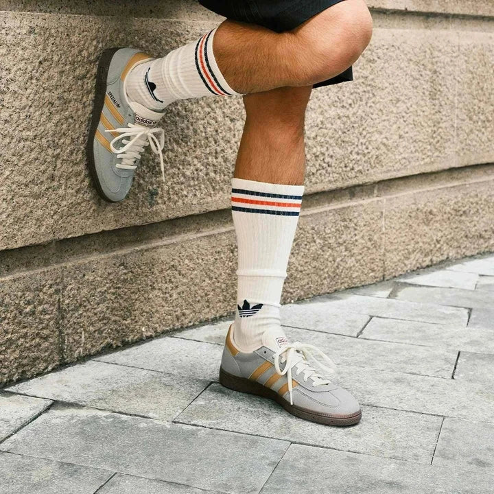 Adidas أديداس حذاء HANDBALL SPEZIAL كريمي رمادي بخطوط ذهبية منخفض الارتفاع ناعم وسويد للراحة والأناقة