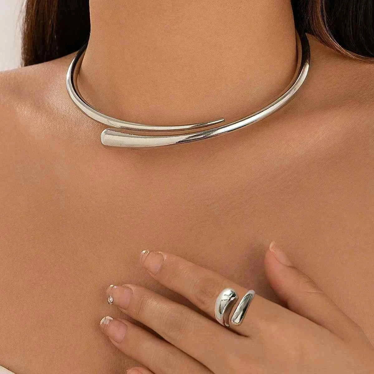عقد Choker بتصميم Minimalist عريض باللون الذهبي.