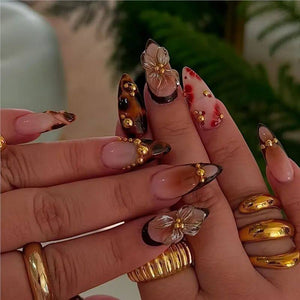 أظافر Nail Art بتصميمات 3D بارزة ولمسات ذهبية أنيقة.