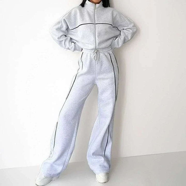 طقم كارديغان بسحاب وياقة نصف عالية بلون رمادي مع خطوط تباين رفيعة وتصميم عصري مريح