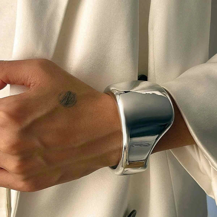 سوار نسائي فضي بتصميم هندسي مموج غير منتظم موضة صيف 2025 إكسسوارات فاخرة وعصرية